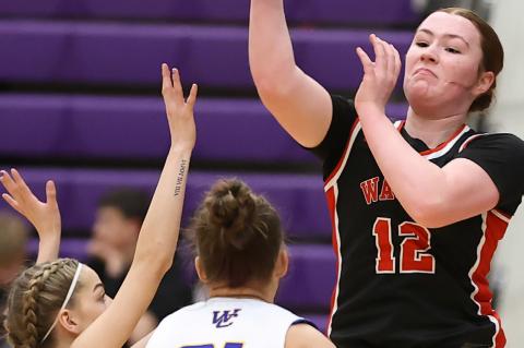 Hannah Holzbauer with the pass.