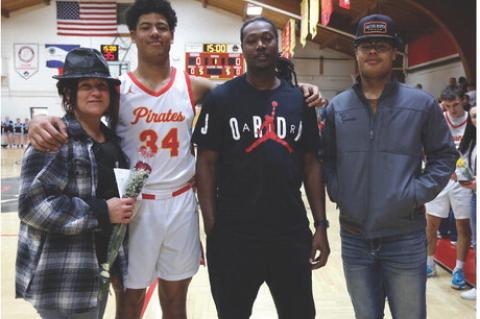 SeniorAl’ShamonGunterwashonoredThursdayeveningalongsidehisparents,JameyMyerandAlvinGunter.Joiningthem was older brother Aziah Meyer, showing his support during the special senior night recognition. Photos by Barb Pechous